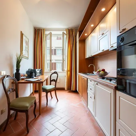 Via Panzani 16, 3th Floor - Antonella - Elegant & Spacious, 3-bedroom In Historic Center Florence